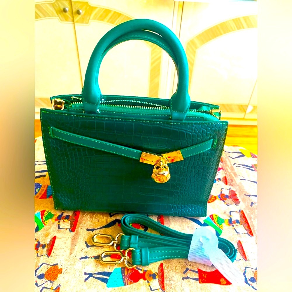 NWT Matmazel designed green leather 4 pockets bag.